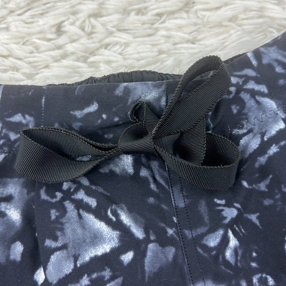 Lululemon Spring Break Away Short II Dusk Dye White Black / Black - Picture 2 of 5